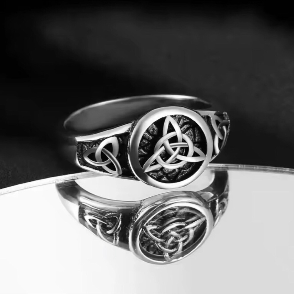 Celtic Knot Stainless Steel Signet Ring - Black and Silver